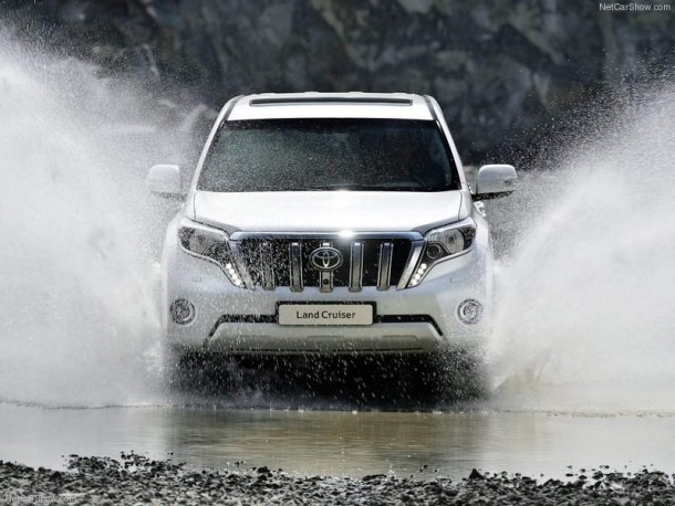 2014 Toyota Land Cruiser front view 2