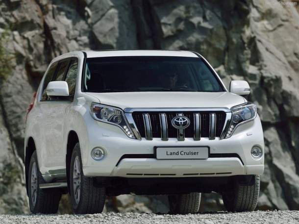 2014 Toyota Land Cruiser front view
