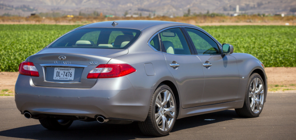 2014 infiniti q70 rear 2