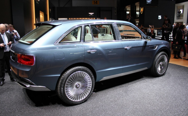 2015 Bentley SUV side