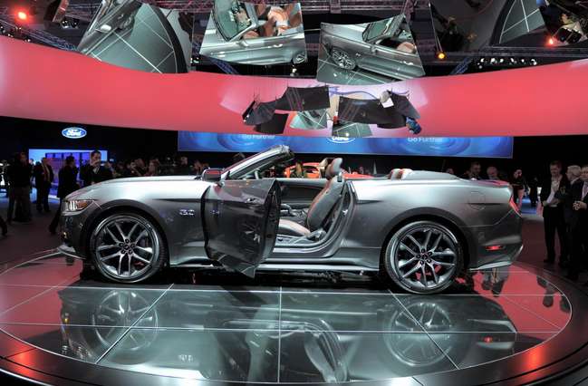 2015 Ford Mustang Convertible side 3