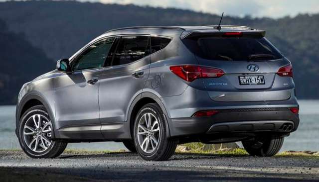 2015 Hyundai Santa Fe rear view 4