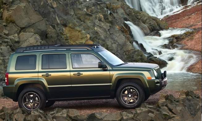 2015 Jeep Patriot side view 2