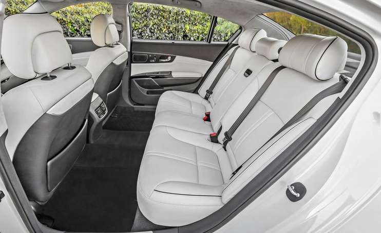 2015 Kia K900 back interior