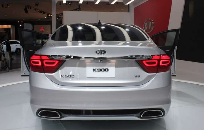 2015 Kia K900 rear view 2