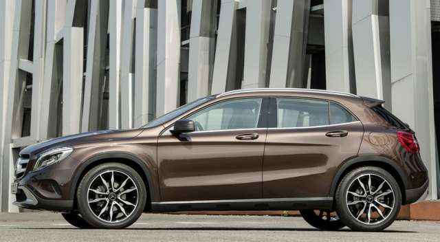 2015 Mercedes-Benz GLA side view 4