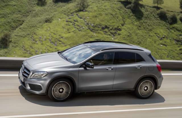 2015 Mercedes-Benz GLA side view 5