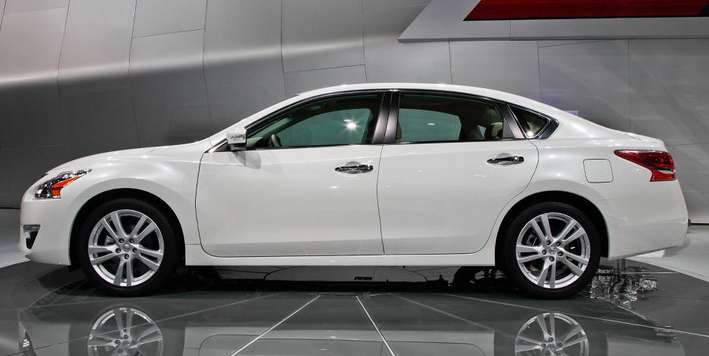 2015 Nissan Altima Hybrid side view 2