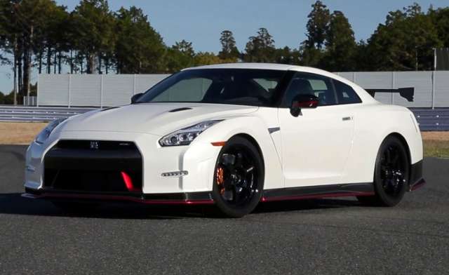 2015 Nissan GT-R Nismo front view 3