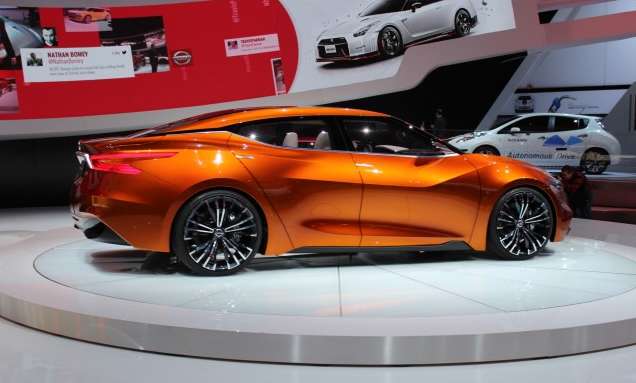 2015 Nissan Maxima side view 2