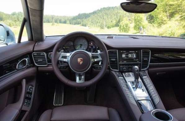 2015 Porsche Panamera interior 2
