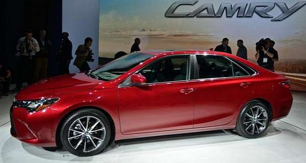 2015 Toyota Camry Hybrid side