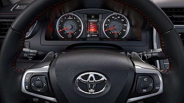 2015 Toyota Camry Hybrid steering wheel