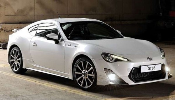 2015 Toyota GT86 front view 1