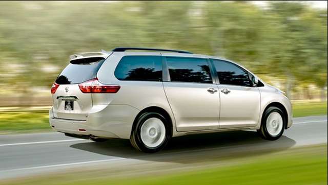 2015 Toyota Sienna side view 3