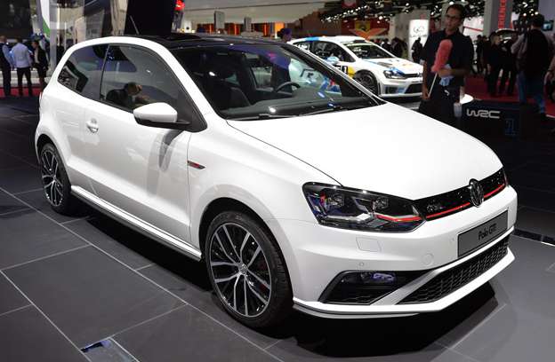 2015 Volkswagen Polo side view 2