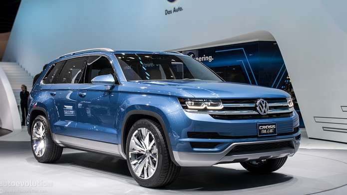 2015 Volkswagen Tiguan side view 2