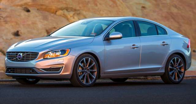 2015 Volvo S60 side view 4