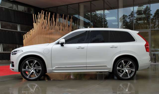 2015 Volvo XC90 side view 2