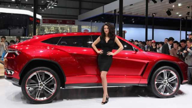 2017 Lamborghini Urus side 5